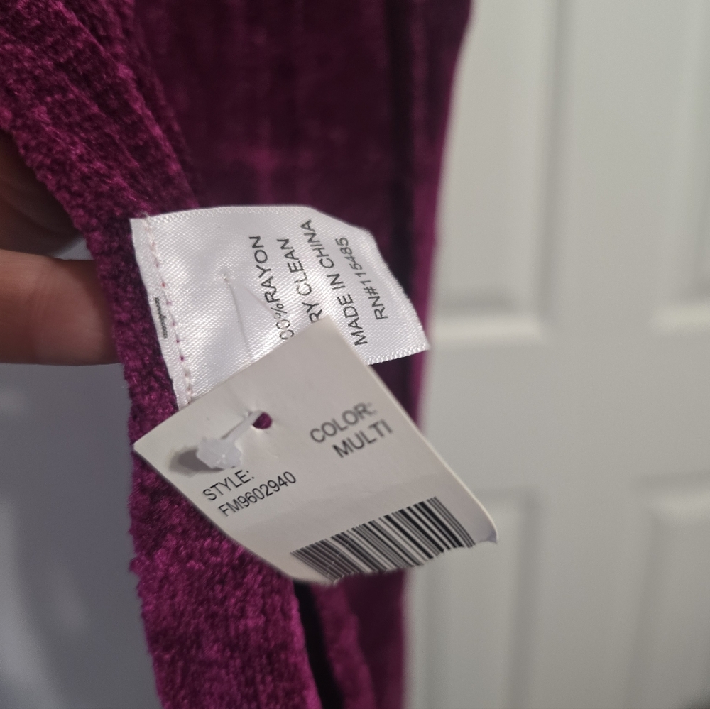 NWT Elegant Magenta Textured Women's Scarf - Picture 3 of 3